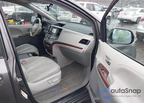 2014 Toyota Sienna Xle V6 8 Passenger z USA, uszkodzony, nr VIN 5TDYK3DC9ES478537